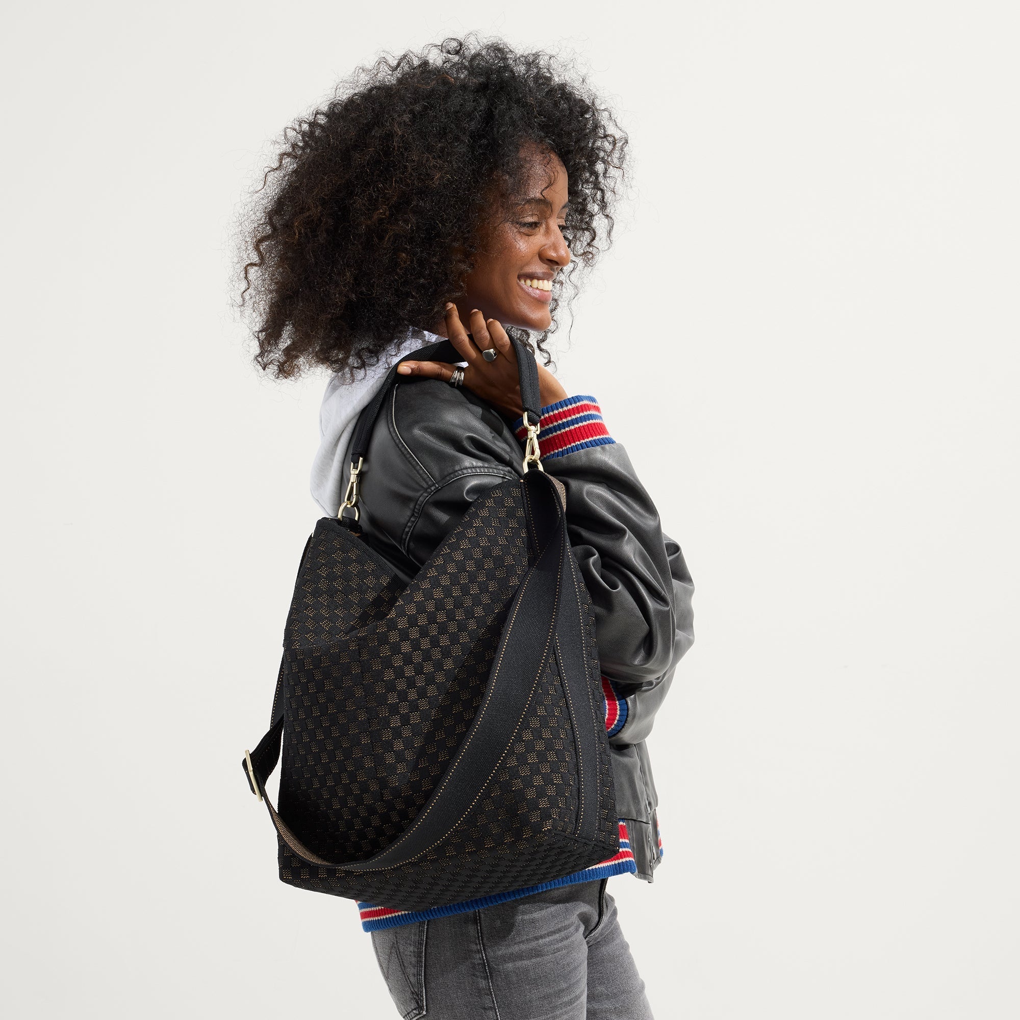 039_BucketBag_NightSong_On-Figure_18134.jpg