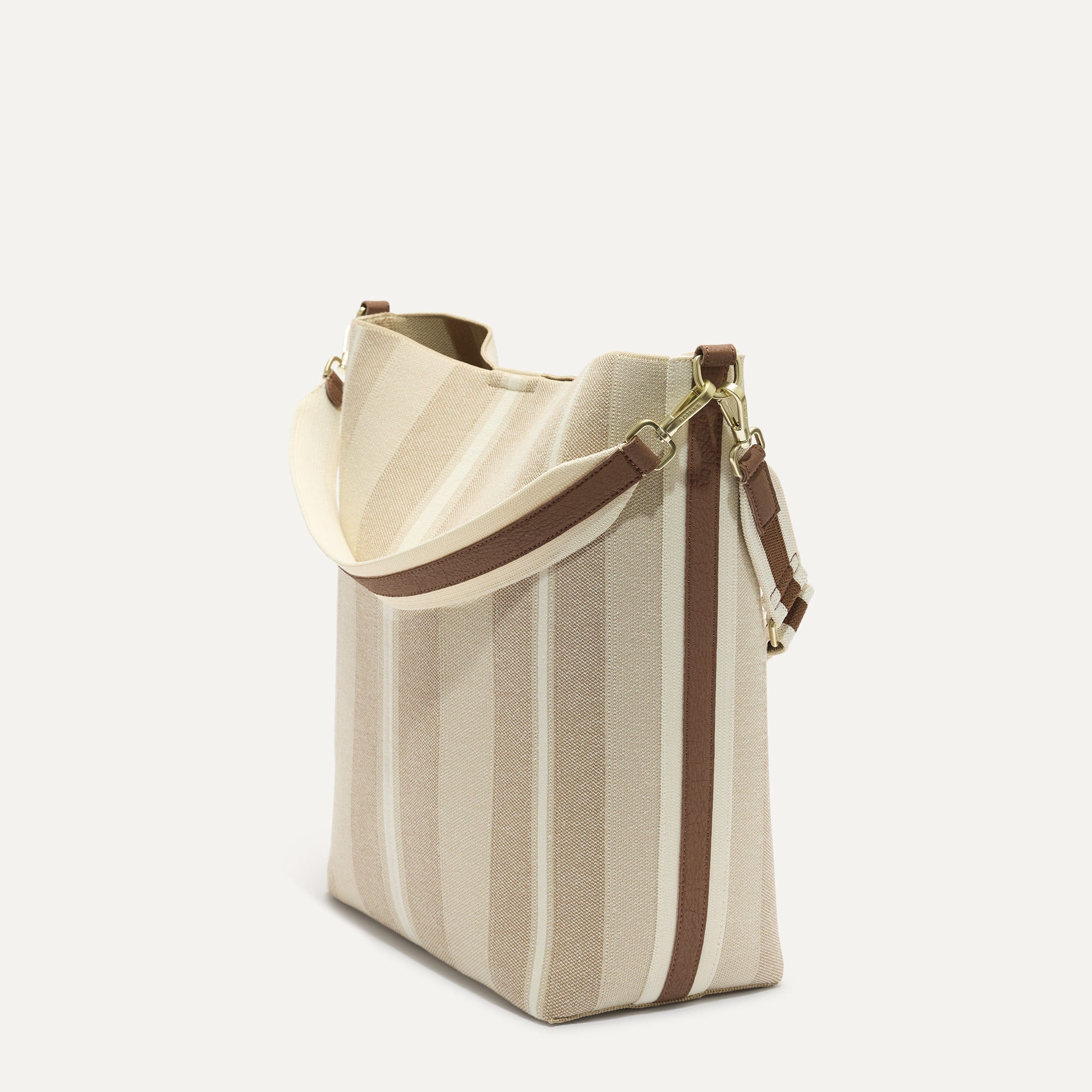 039_Bucket_Bag_Oat_Latte_45_Degree_6558_1.jpg
