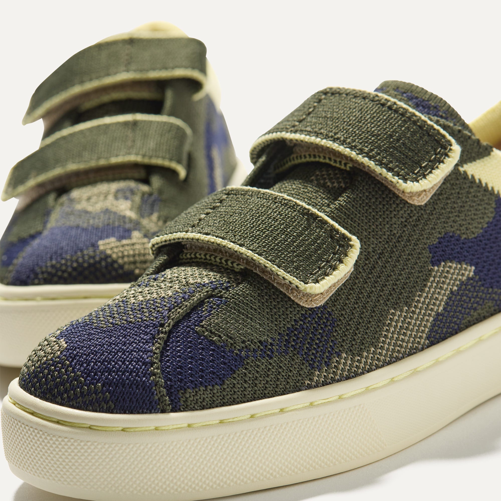 068_KidsStrapSneakerStyle_SpruceCamo_Toedetail_Macro_5556.jpg