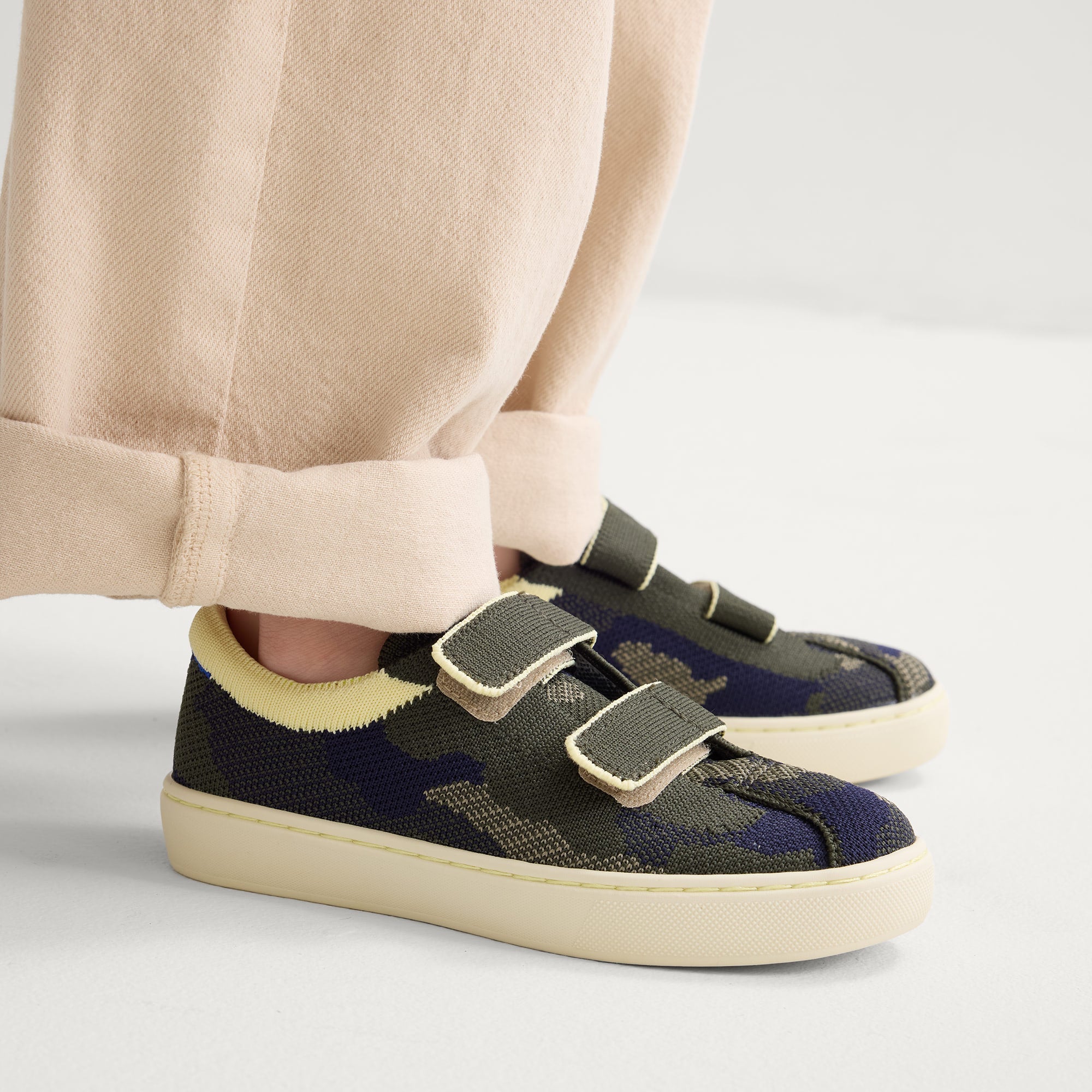 068_KidsStrapSneaker_SpruceCamo_OnFigure_0249.jpg
