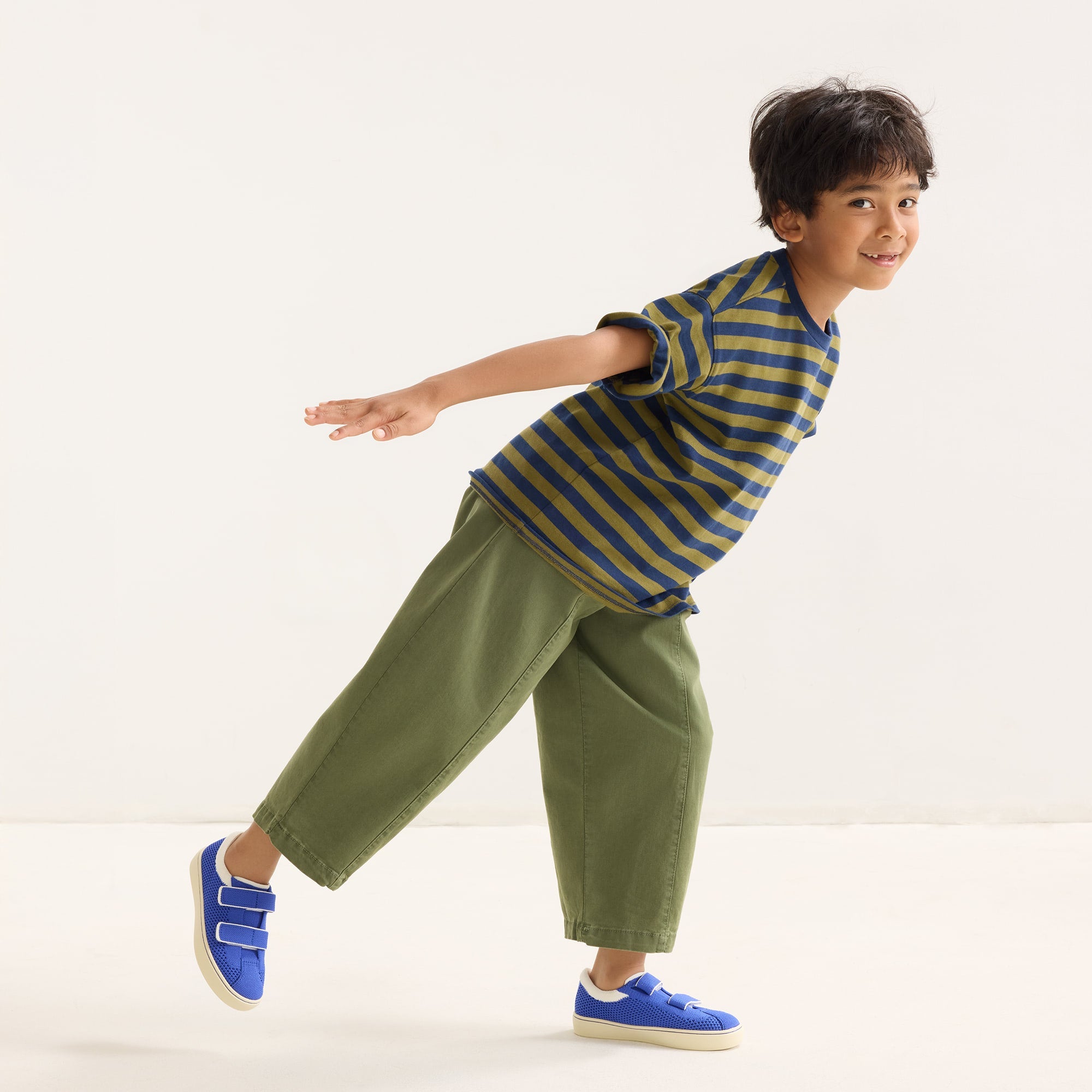 068_Kids_Strap_Sneaker_Buoy_Open-Knit_On_Figure_0943_pdp.jpg