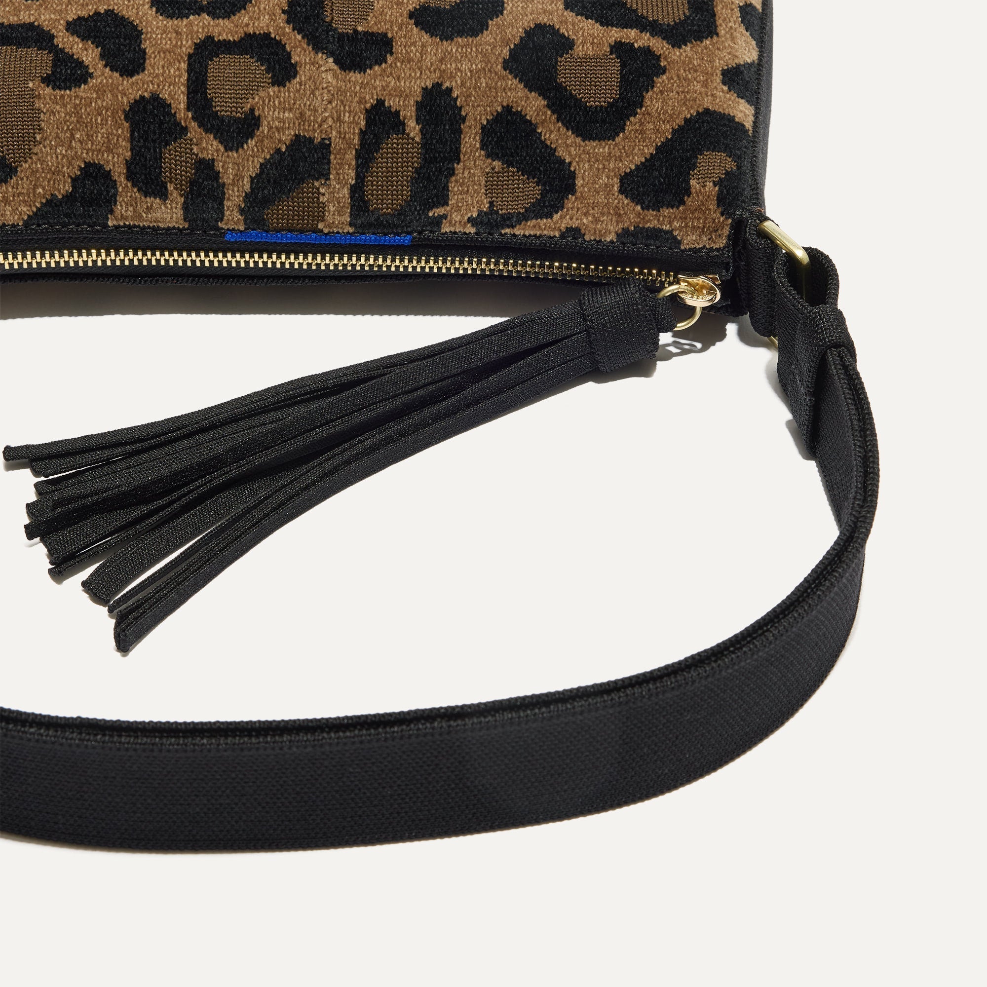 142_CasualCrossbody_ReVelvetTMCat_Strap_4589.jpg