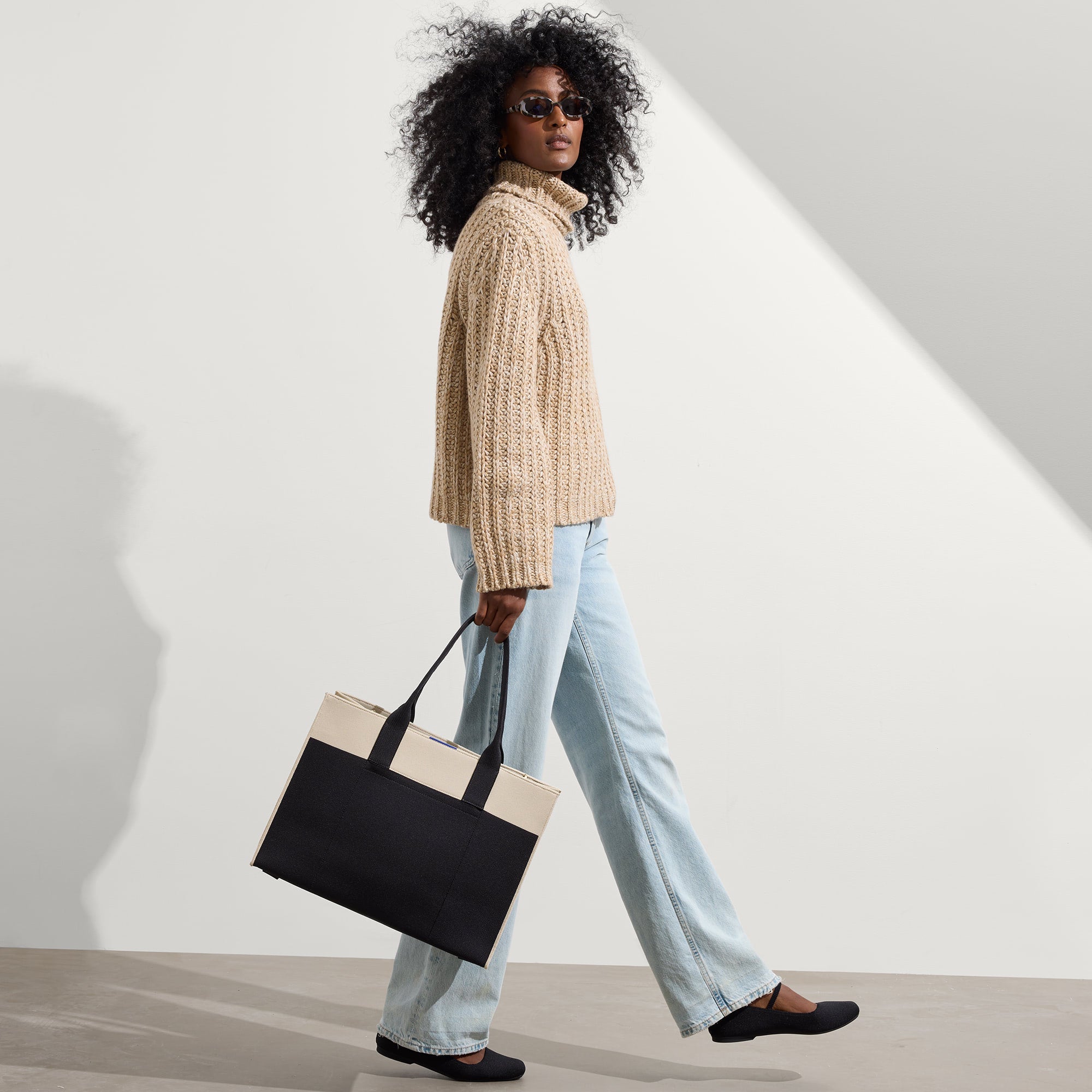 162_ClassicTote_Luna_On-Figure_0773.jpg