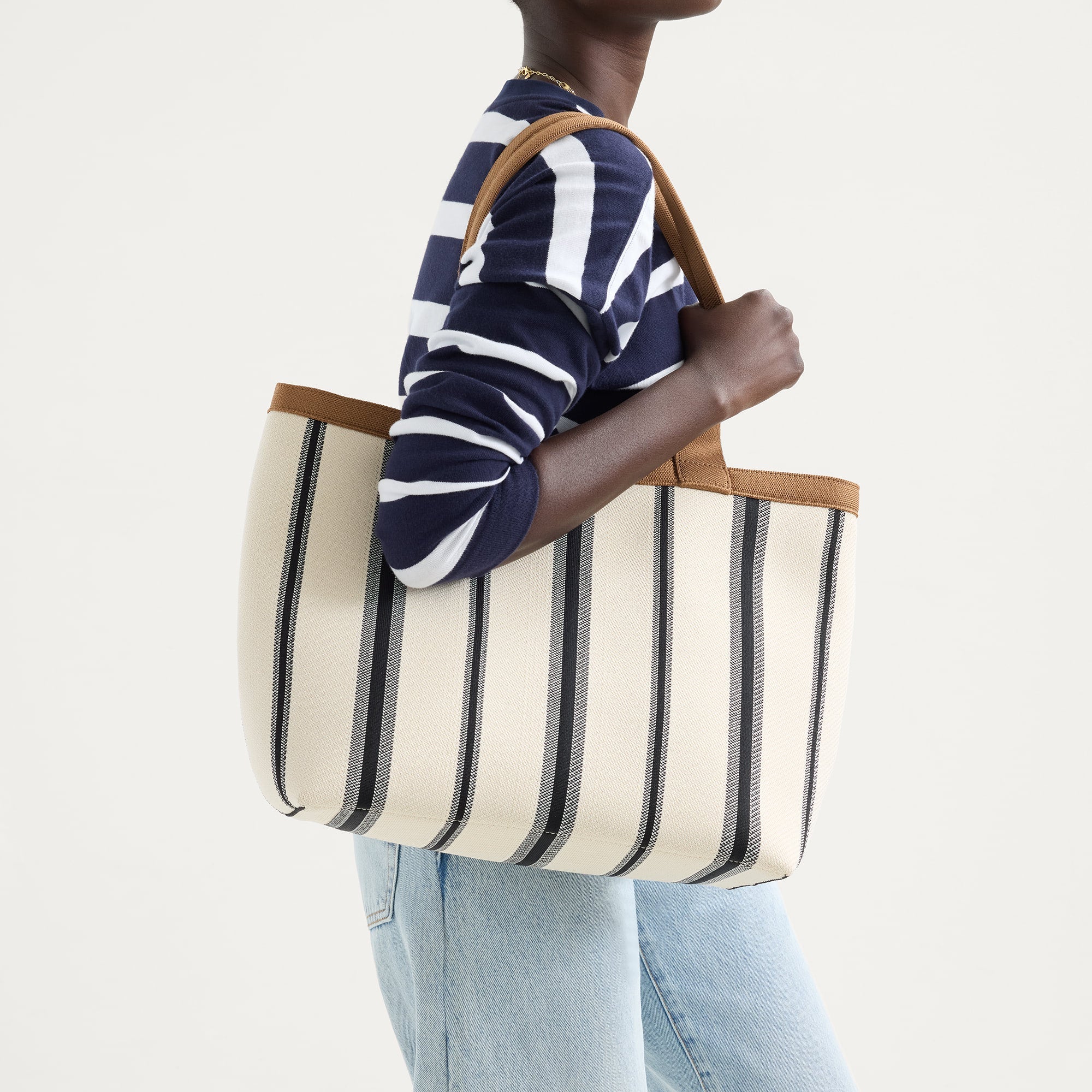 224_The_Lightweight_Zip_Tote_Coastline_On_Figure_3255_pdp.jpg