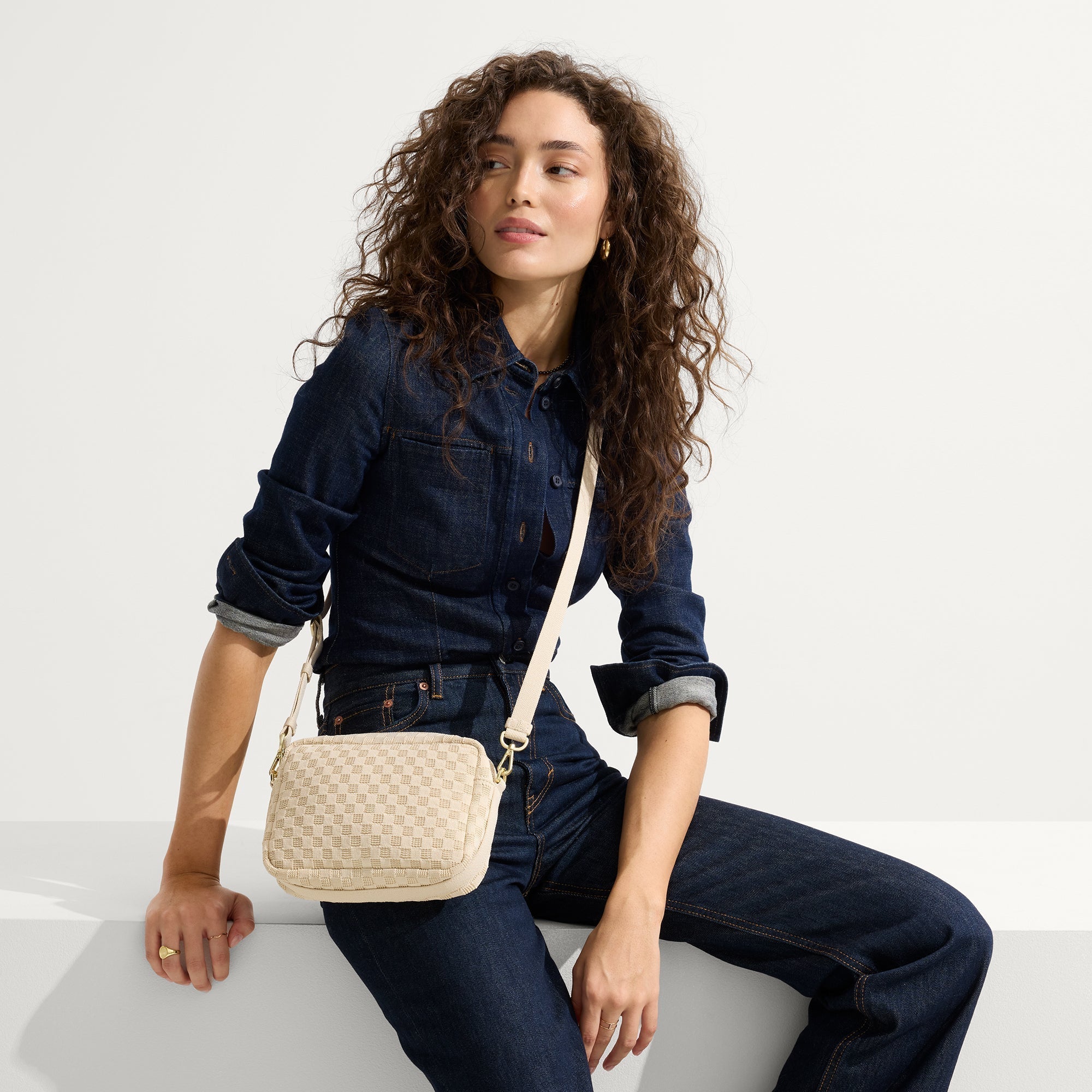 354_Crossbody_Camera_Bag_Sesame_On_Figure_0281.jpg