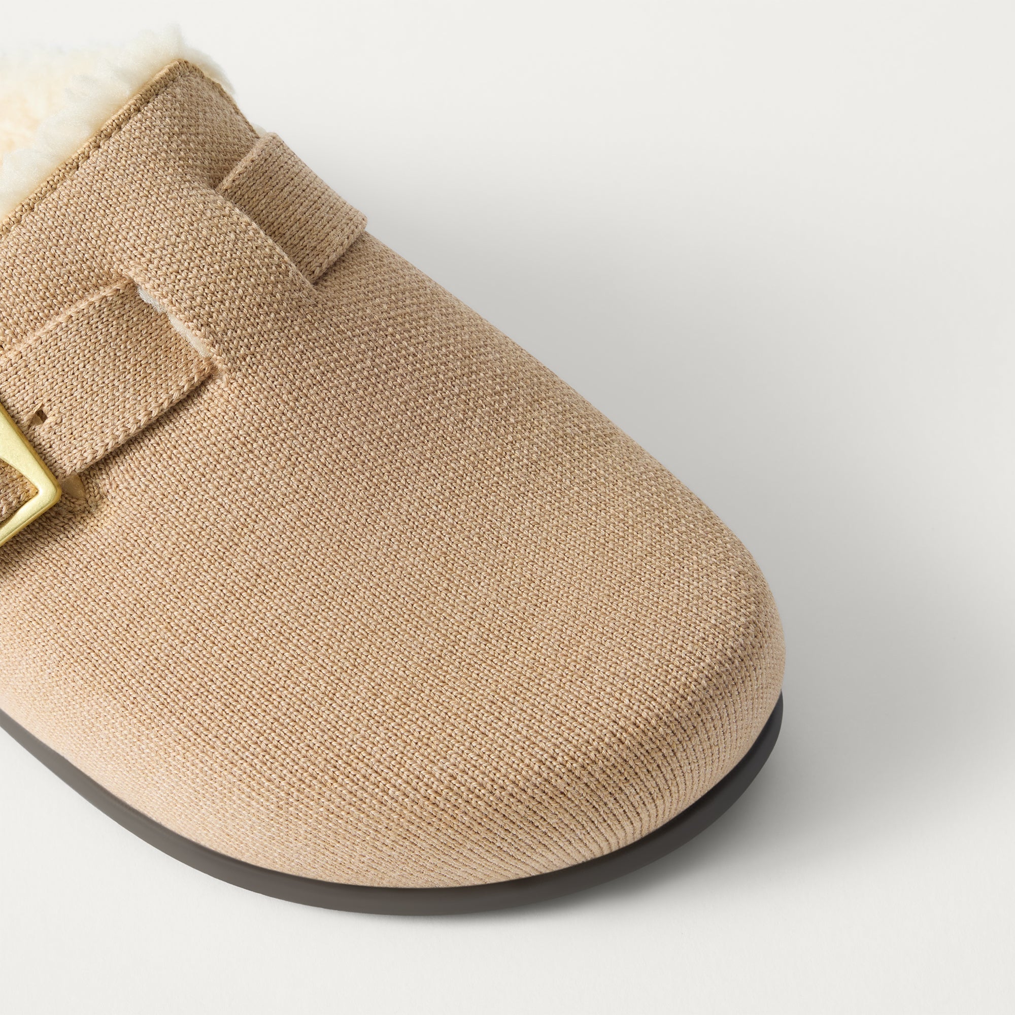 390_TeddyBuckleClog_Honey_Toedetail_Macro_4554.jpg