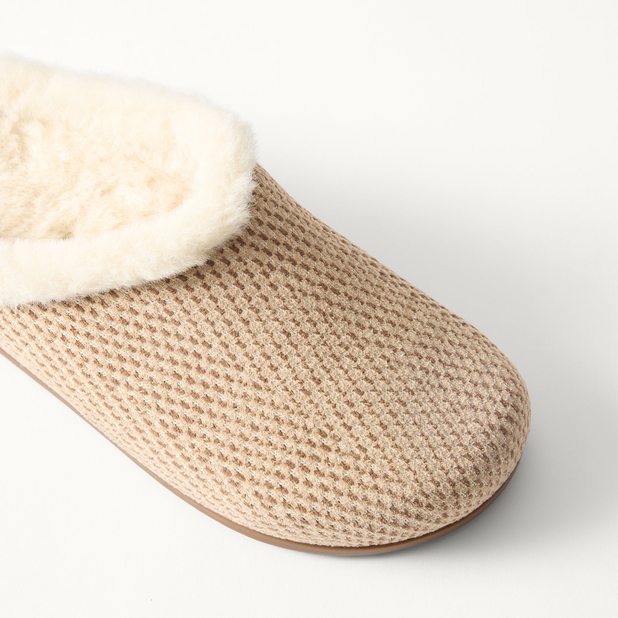 407_ReVelvetApresClog_ReVelvetCreamHerringbone_Toedetail_Macro_0009.jpg