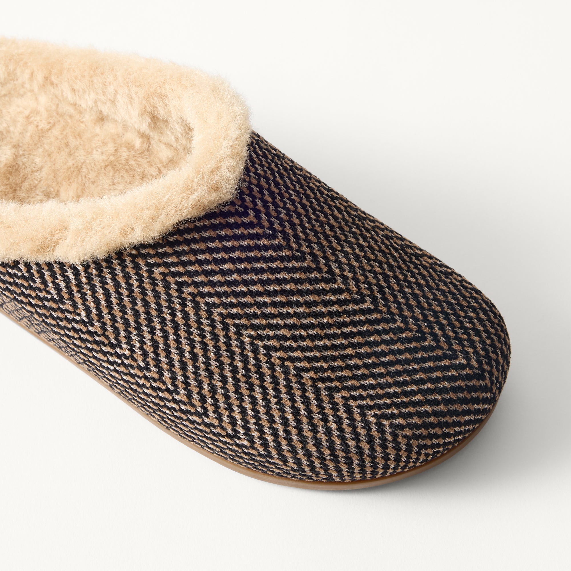 407_ReVelvetApresClog_ReVelvetSlateHerringbone_Toedetail_Macro_5445.jpg