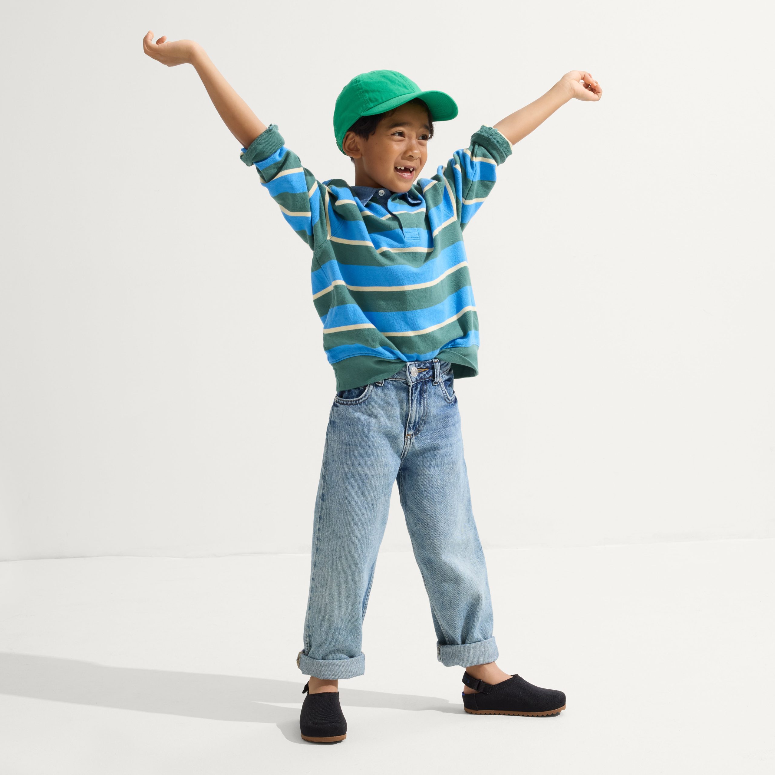 443_KidsClogU-TopLine_Black_OnFigure_0779.jpg