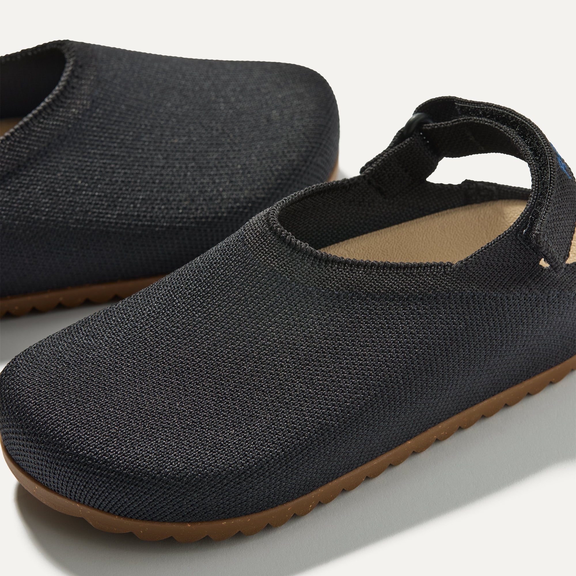 443_KidsClogU-TopLine_Black_Toedetail_Macro_6557.jpg