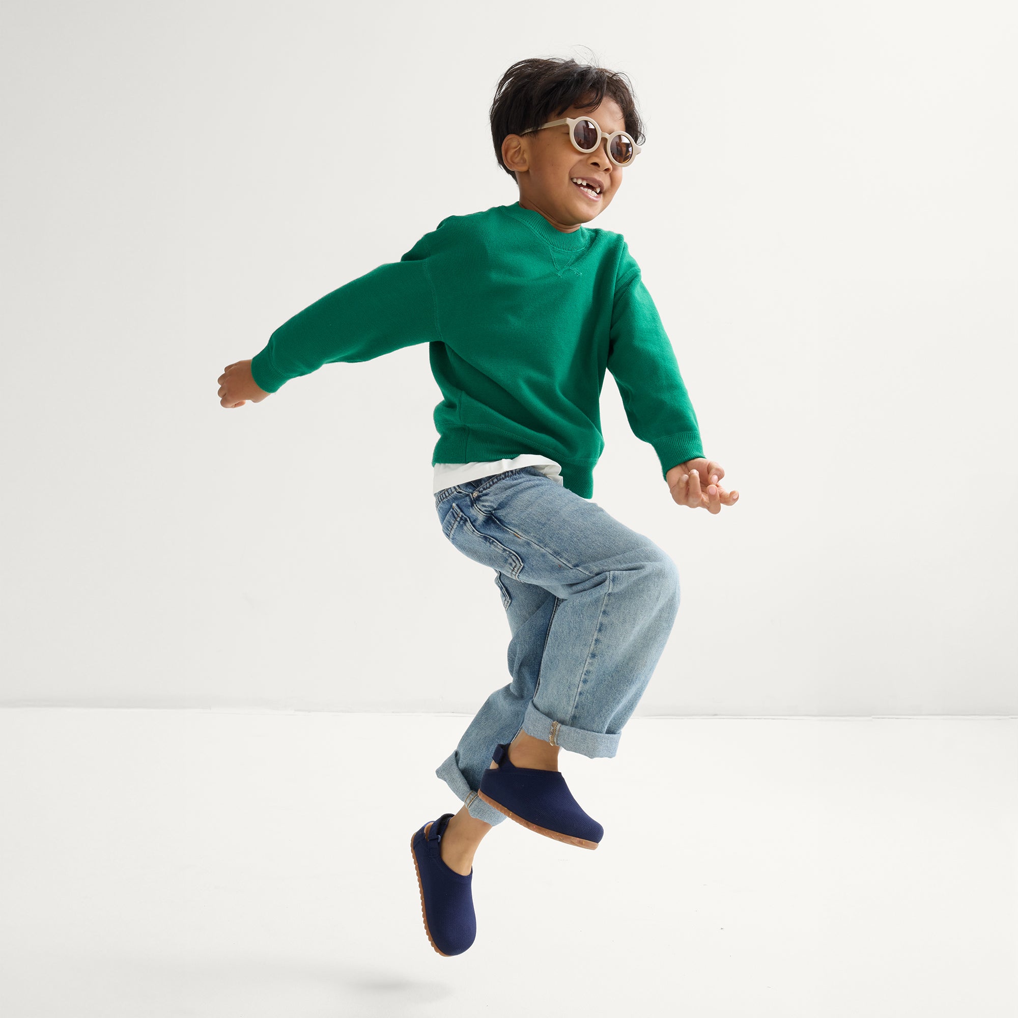 443_Kids_Clog_U_Topline_Deep_Navy_On_Figure_2258.jpg