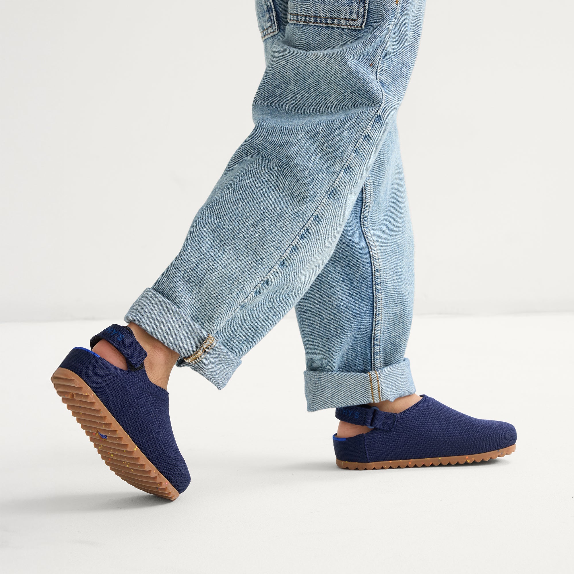 443_Kids_Clog_U_Topline_Deep_Navy_On_Figure_2284.jpg