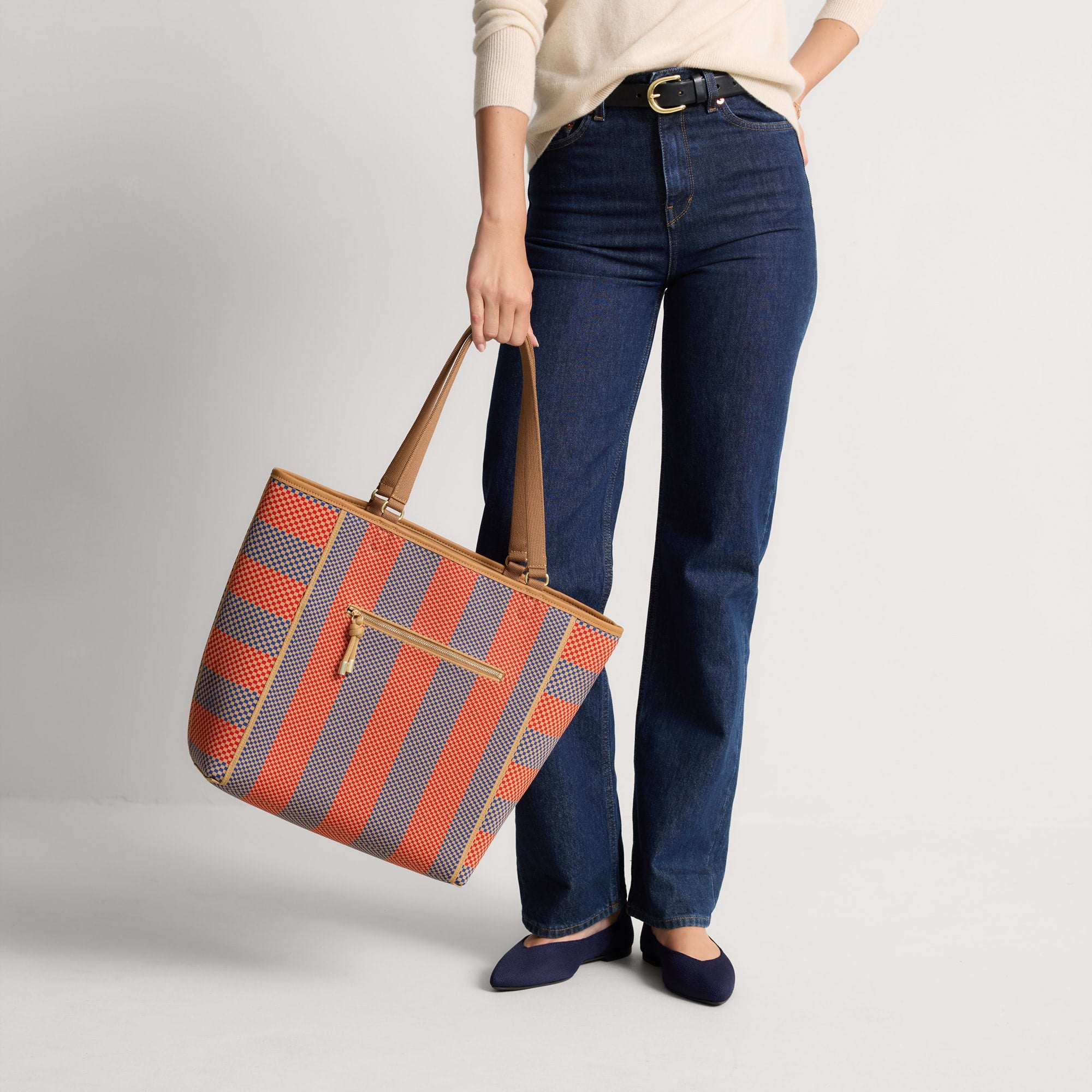 472_TwoWayTote_Sienna_OnFigure_0874.jpg