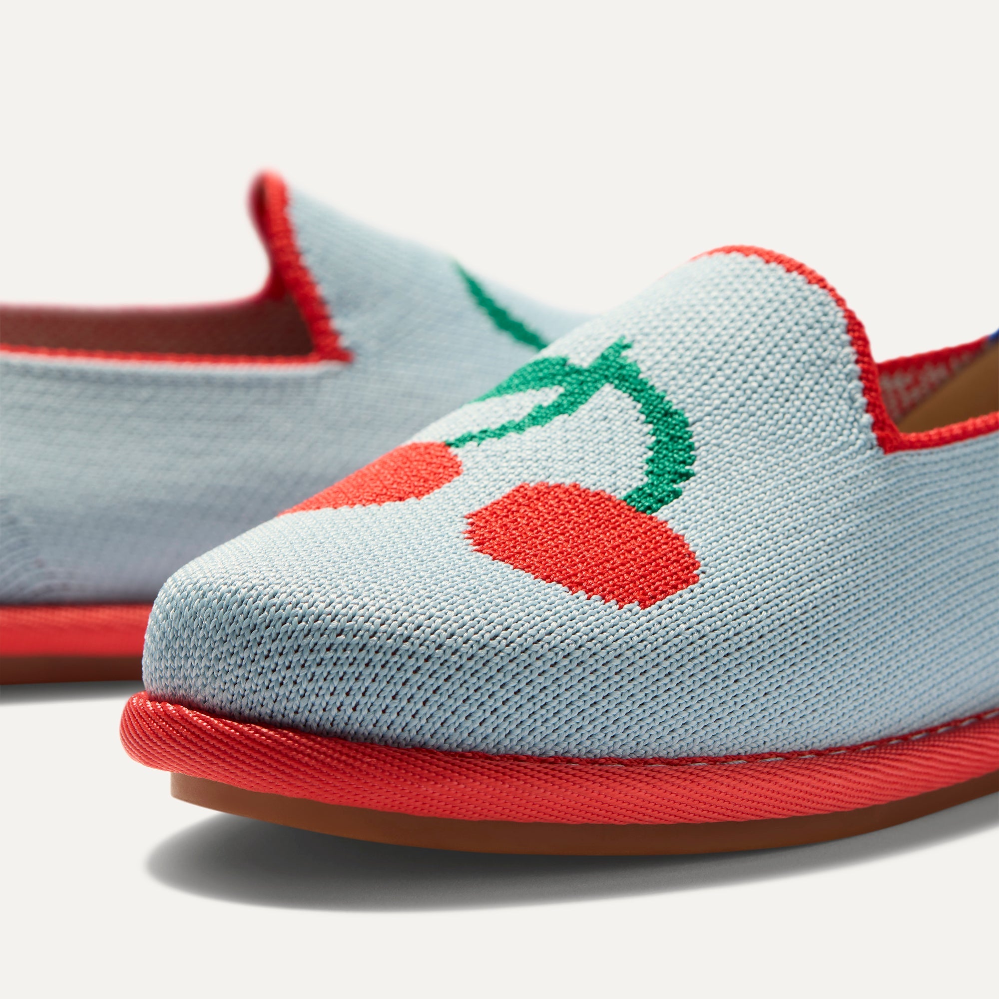 485_Mini_Loafer_Cherry_Blue_Toe_detailMacro_4565.jpg