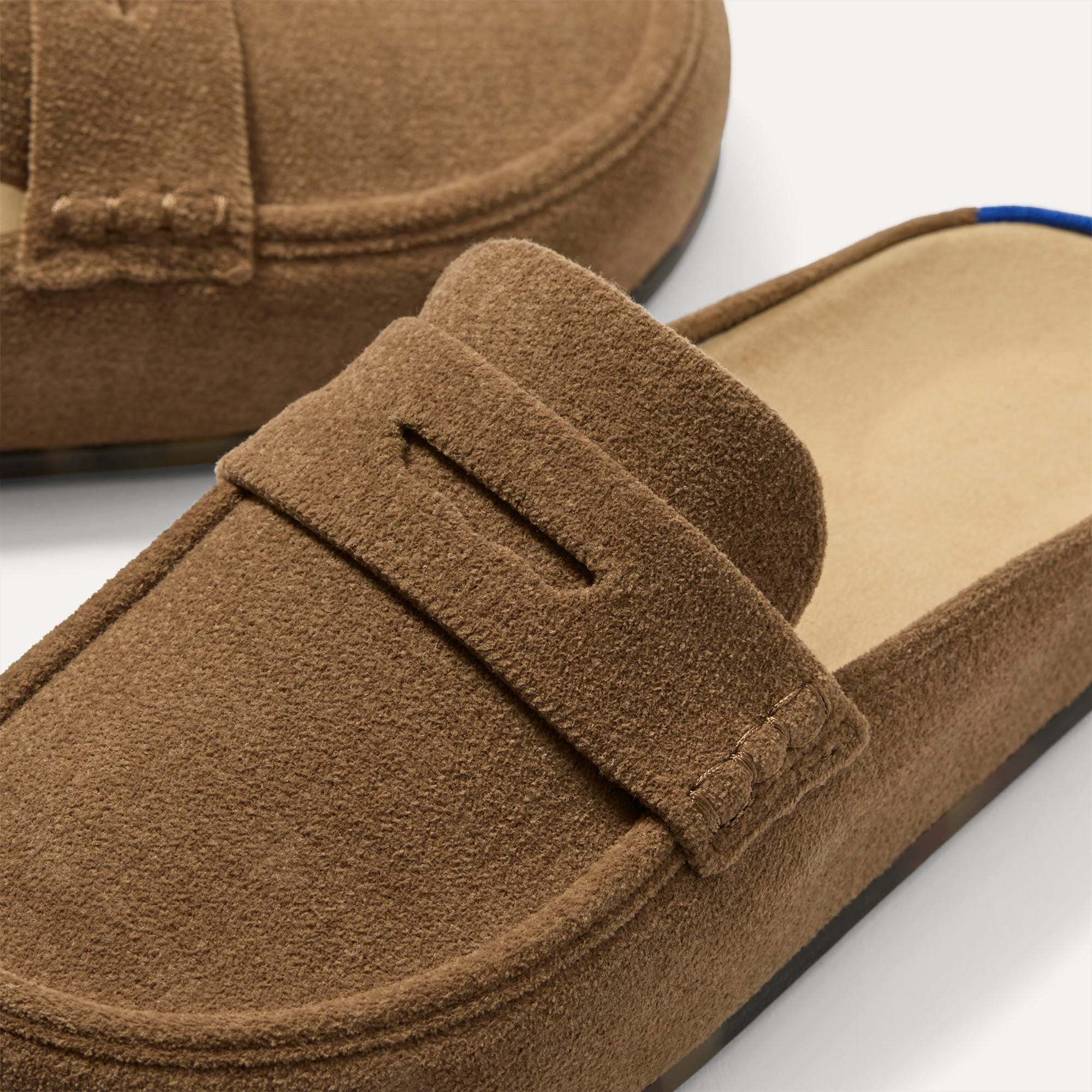 511_ReVelvetPennyClog_Portobello_Toedetail_Macro_5445.jpg