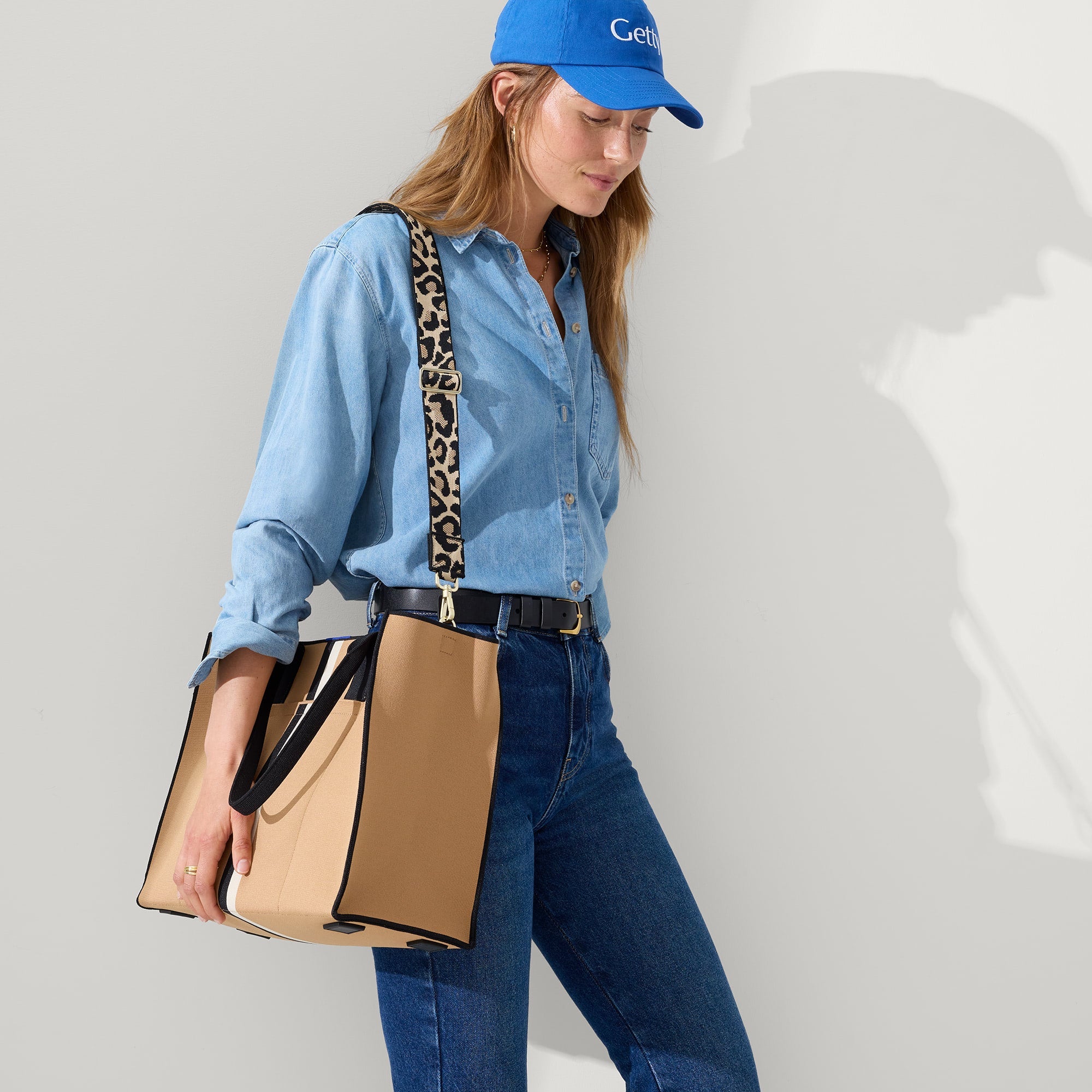 ClassicTote_GrandPiano_CrossbodyStrap_DesertCat.jpg